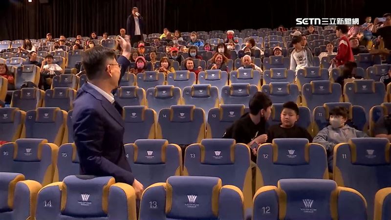 民進黨立委賴瑞隆特地出席電影包場活動