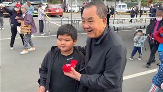 搶紫南宮錢母湧10萬人 小六生中1錢金戒指