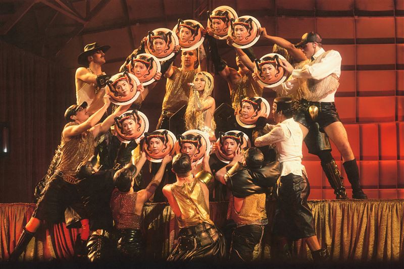 12名舞者高舉印有蔡依林臉孔的蛋糕。（圖／凌時差提供）