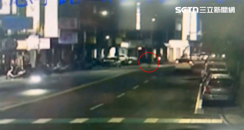 新北行人違規跨越雙黃線穿越馬路,遭到老翁騎車撞上,當場OHCA送醫不治。(圖/翻攝畫面)