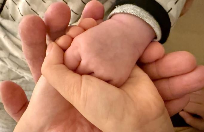 古巨基再當爸，在貼文曬出了大手握小手的照片報喜。（圖／翻攝自古巨基IG）