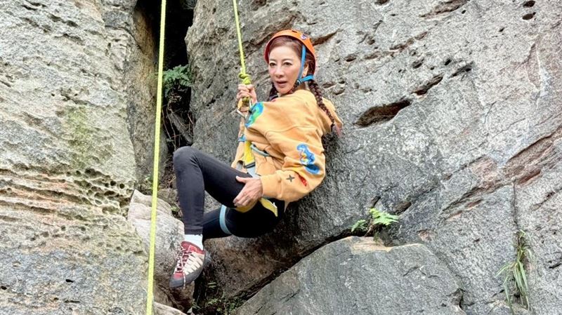 楊繡惠攀岩。（圖／民視提供）