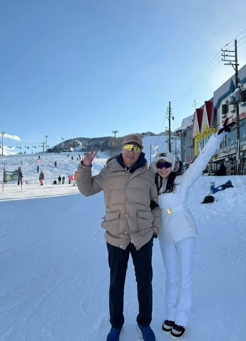 曾馨瑩曬出和郭台銘的合照，兩人依偎比YA，看得出夫妻的好感情。（圖／翻攝自曾馨瑩IG）