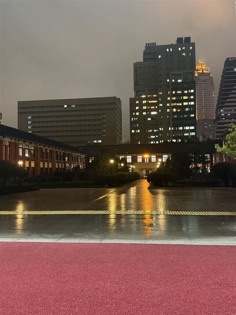 拚2日院會總預算付委，陳培瑜不畏濕冷，深夜議場排隊。（圖／翻攝自陳培瑜臉書）