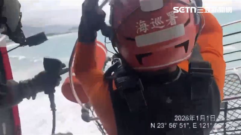 貨輪擱淺花蓮外海，馳援拖船營救「遭撞衝岸」5人反被救。（圖／翻攝畫面）