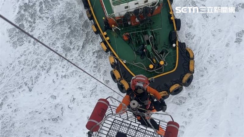 貨輪擱淺花蓮外海 馳援拖船遭撞5人獲救