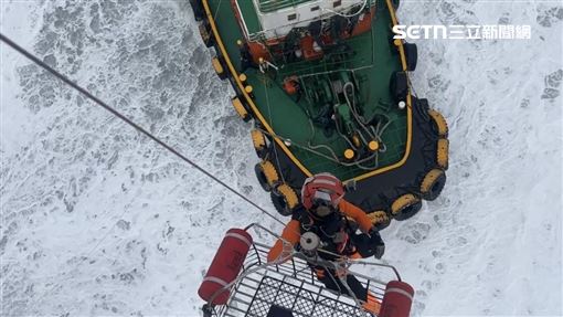 貨輪擱淺花蓮外海　馳援拖船遭撞5人獲救