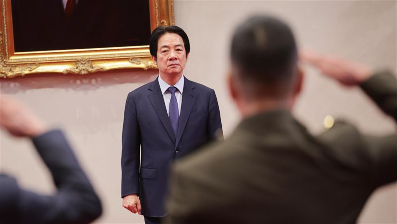 總統賴清德（圖）主持「中華民國115年1月份將官晉任授階典禮」表示，近日中國在台灣周邊海空域實施軍演，國軍官兵在第一時間投入兵力，以快速應變、以變制變、以及反制封鎖能力，鎮定以對、從容自若，驗證了平時訓練的成果