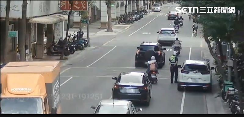 中和分局調出監視器還原現場，迅速對失言員警祭出處份。（圖／翻攝畫面）