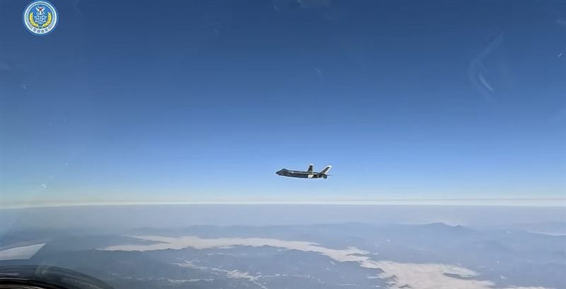 中國解放軍東部戰區曝光一架殲-20飛行的畫面，網站造謠稱「飛到屏東」。（圖／翻攝自微博）