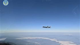 中國解放軍東部戰區曝光一架殲-20飛行的畫面，網站造謠稱「飛到屏東」。（圖／翻攝自微博）