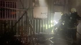 高雄市,大社區,火警,男女,鐵皮,住宅,女子,男子,高雄,死亡,火災,消防,救援（圖／翻攝畫面）