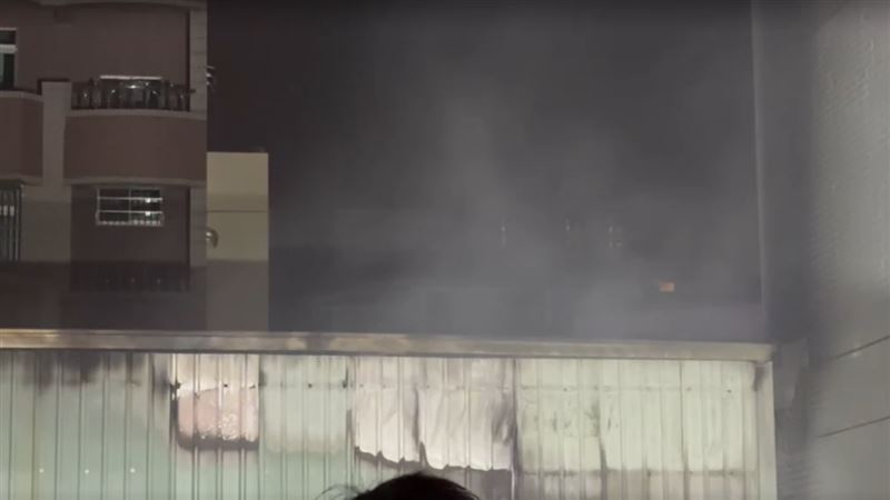 當時屋內共7人，5人順利脫困，一對年約20多歲的男女受困。（圖／翻攝畫面）