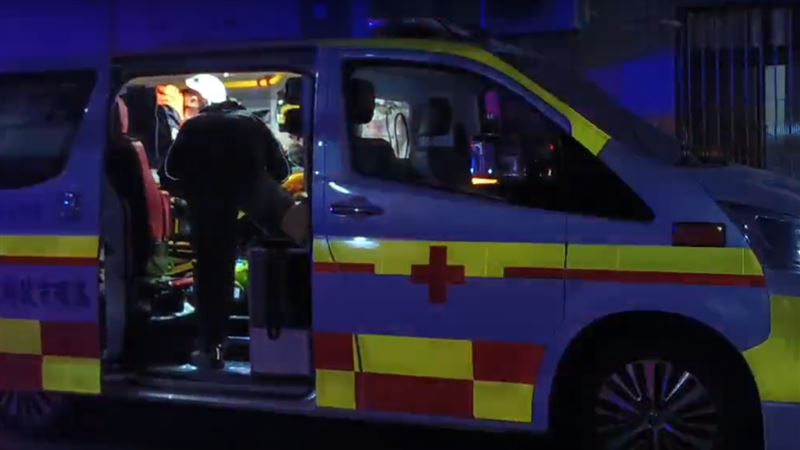 高雄市大社區民生路一處鐵皮住宅，今天（2日）清晨火警造成1死1傷。（圖／翻攝畫面）