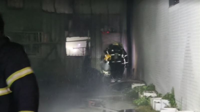 消防獲報到場，鐵皮屋已全面燃燒，濃煙竄升。（圖／翻攝畫面）