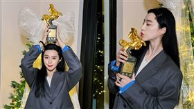 范冰冰終於拿到金馬獎的獎盃。（圖／翻攝自范冰冰Threads）