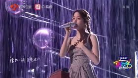 歐陽娜娜江蘇跨年與黃子弘凡合唱《我的愛沒前奏》，玫瑰花車甜出新高度。（圖／翻攝自江蘇衛視YT）