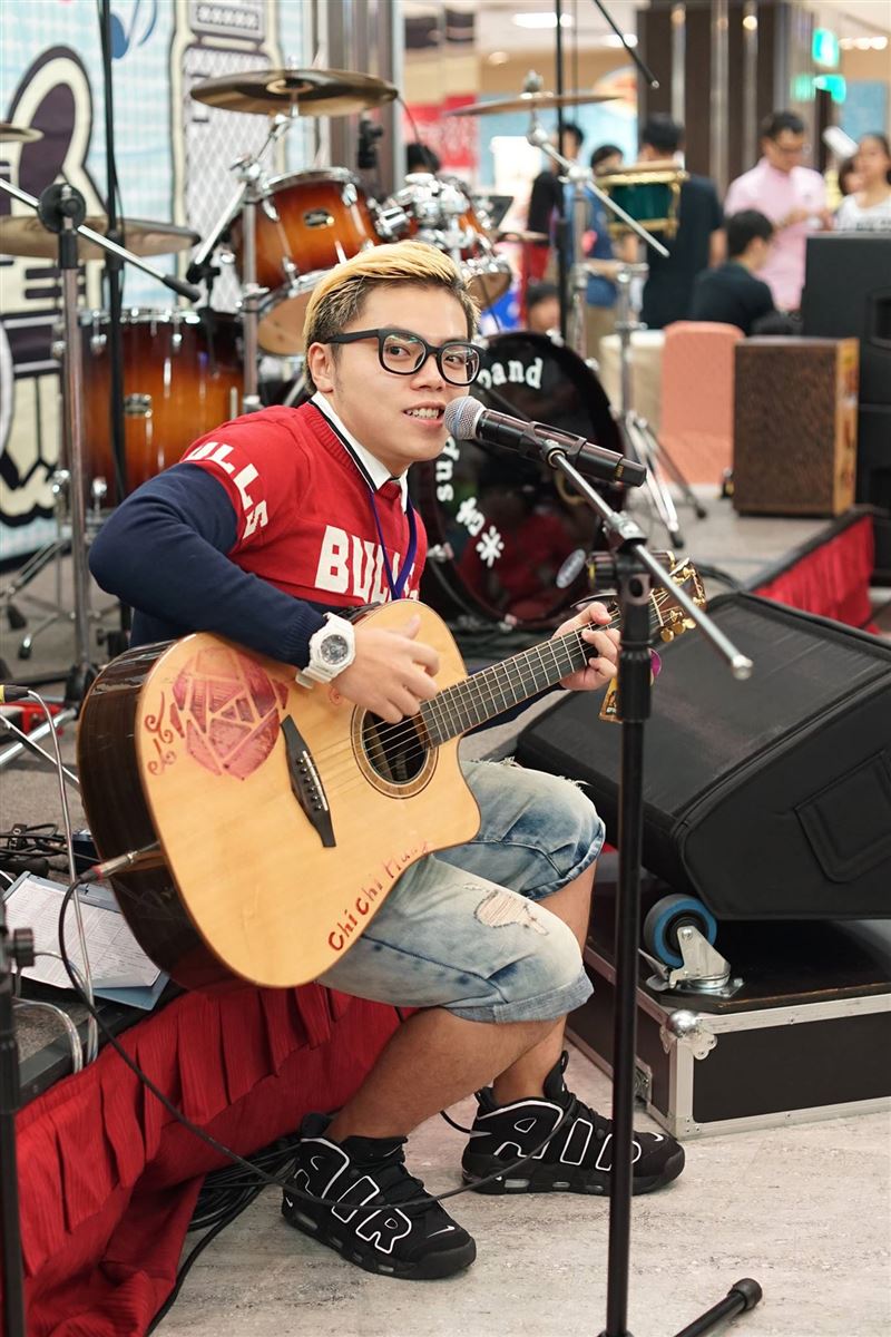 海產曾在街頭駐唱維生。（圖／翻攝自臉書）