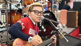 海產曾在街頭駐唱維生。（圖／翻攝自臉書）