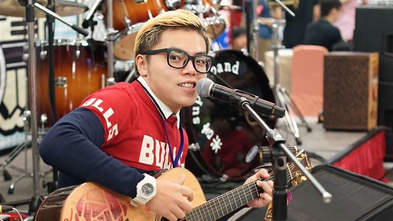 獨／僅一隻狗在聽　男星當街頭藝人慘況曝