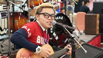 獨／僅一隻狗在聽　男星當街頭藝人慘況曝