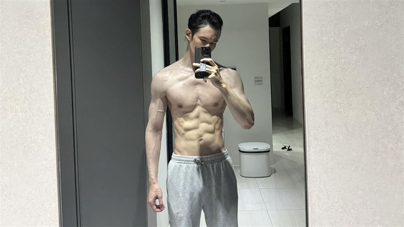 波特王「秀六塊腹肌」宣戰。（圖／翻攝自波特王Threads）