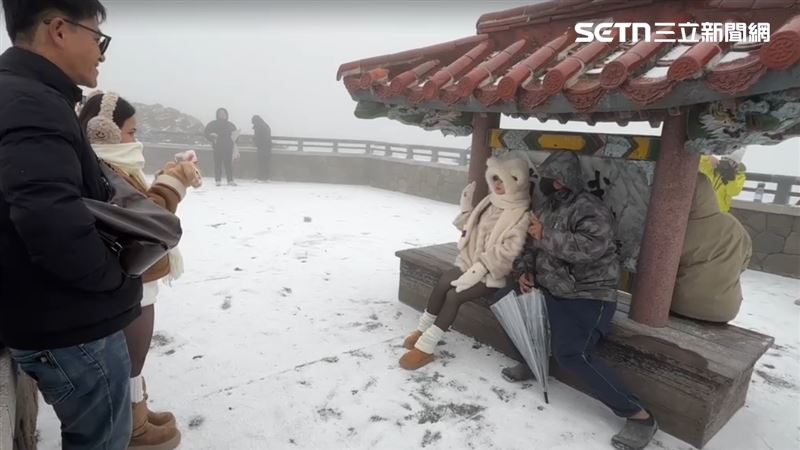 不少遊客興奮地趕往武嶺,與2026年的第一場雪合影留念,合歡山公路兩旁盡是夢幻的雪國風光。(圖/翻攝畫面)