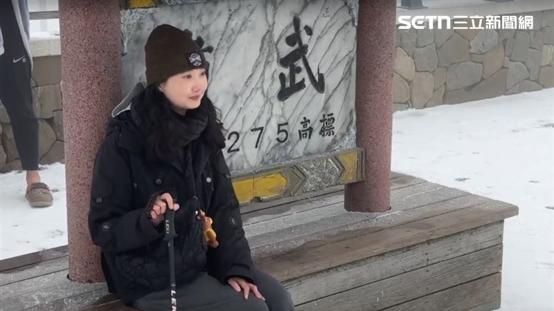 清晨5點多戶外已是一片銀白,雪夾霰勢頭強勁,不少在山上待命的追雪族紛紛驚呼「終於等到了!」(圖/翻攝畫面)