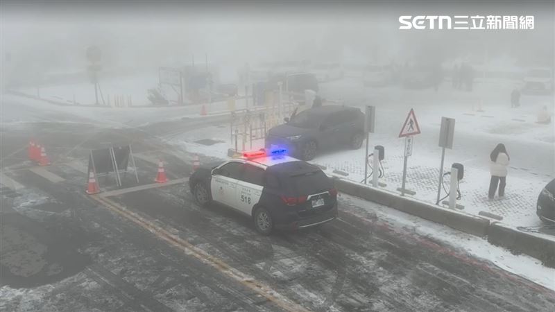 台14 甲線鳶峰至大禹嶺路段;依規定所有車輛必須加掛雪鏈方可進入。(圖/翻攝畫面)