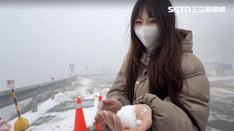 遊客開心的與雪景合影。(圖/翻攝畫面)