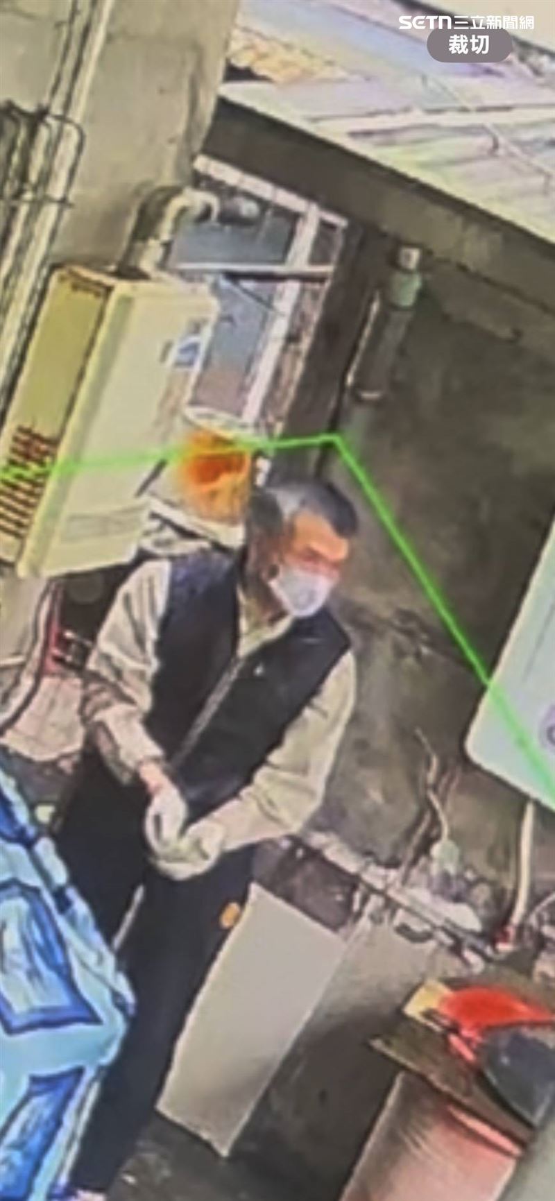 竊賊是徒步進入社區防火巷偷走櫻花牌熱水器。(圖/翻攝畫面)