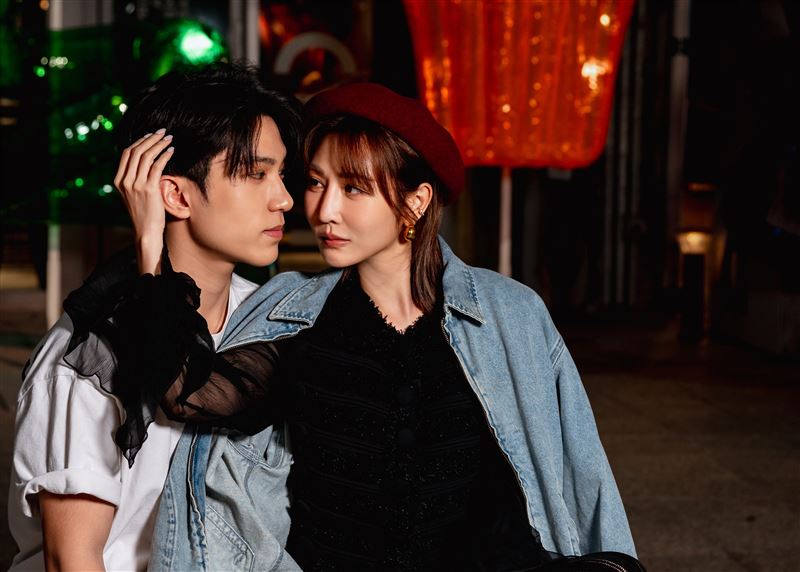 曾莞婷配對23歲香港演員日朗，兩人拍照時撫摸側臉。（圖／東森綜合台提供）