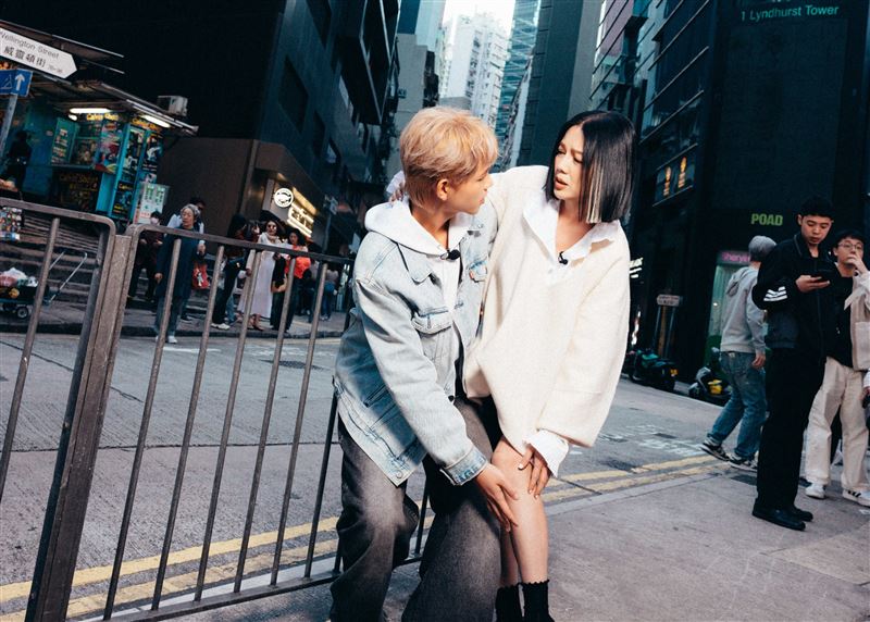 苗可麗配對20歲模特兒，遭牽手、攙扶，少女新再次噴發！（圖／　東森綜合台提供）