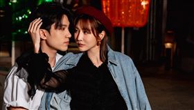 曾莞婷配對23歲香港演員日朗，兩人拍照時撫摸側臉。（圖／東森綜合台提供）