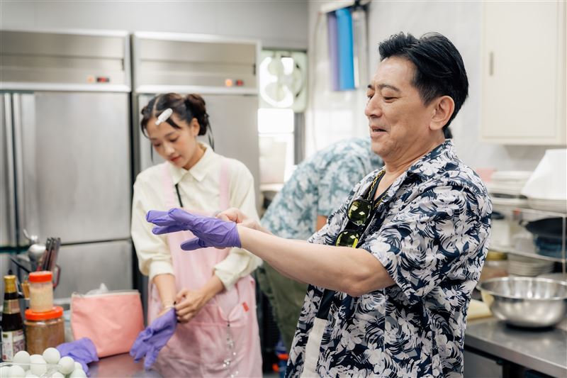 高捷（右）招架不住吳映潔連番無底線的盤查探底。（圖／好看娛樂提供）