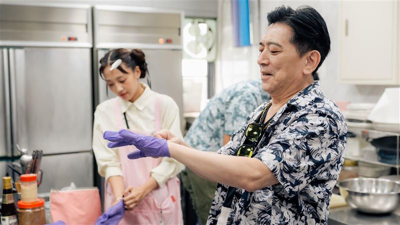 遭鬼鬼逼問法式熱吻　大咖影帝當場回嗆了