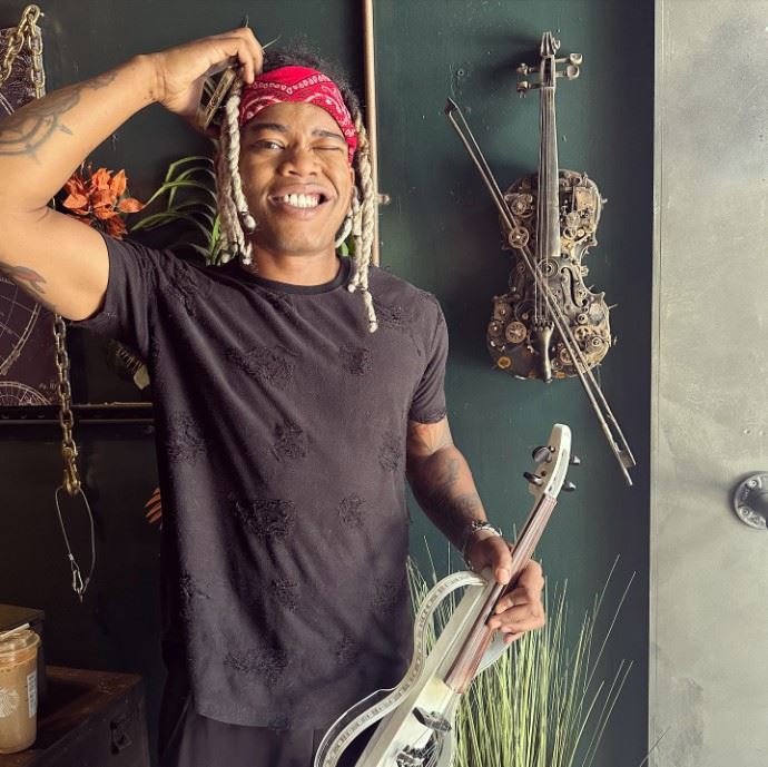 小提琴手布萊恩•金•約瑟夫向法院提告,指控他遭受性騷擾、不當解雇以及報復行為。(圖/翻攝自IG @briankingjoseph)