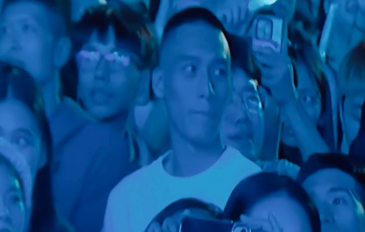 A-Lin在台上唱歌時，鏡頭狂拍台下的超帥姪子。（圖／台東縣政府YouTube）