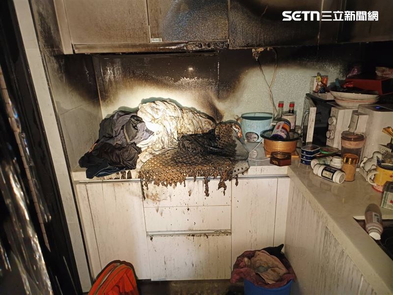 年約30歲的賴姓女子疑因情緒失控，竟將棉被等易燃物拖進廚房點火引燃，濃煙瞬間瀰漫屋內。（圖／翻攝畫面）