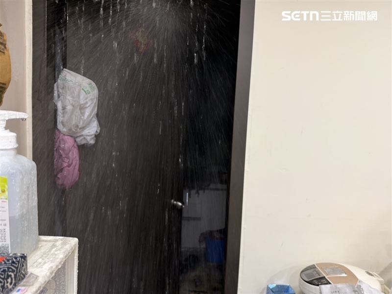 煮東西的瓦斯爐上方就放著一條棉被，濃煙引發大樓警報。幸好該社區消防設備運作正常，火勢在延燒前已被自動撒水系統成功壓制。（圖／翻攝畫面）