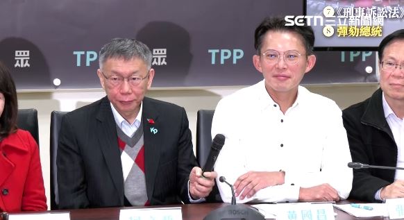 柯文哲聽到記者提問要遞麥克風給黃國昌，記者隨即補上一句，請教柯主席（圖／翻攝畫面）