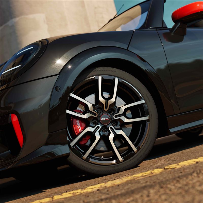 外觀搭配18吋JCW輪圈、紅色煞車卡鉗與運動化空力套件。（圖／MINI提供）