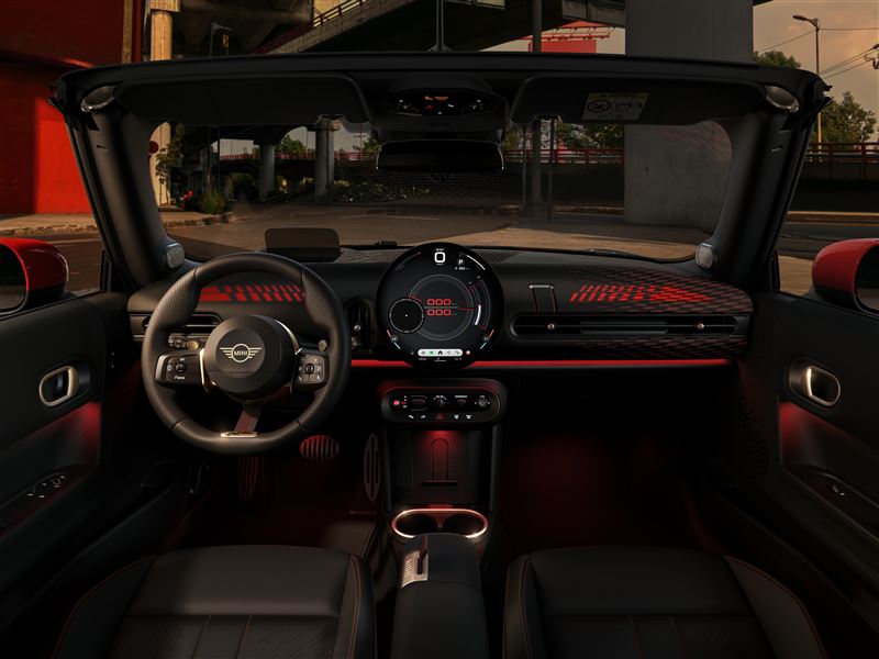 內裝採用JCW運動座椅、專屬方向盤與紅色縫線堆疊熱血氛圍。（圖／MINI提供）