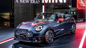 MINI John Cooper Works Cabrio敞篷車。（圖／MINI提供）