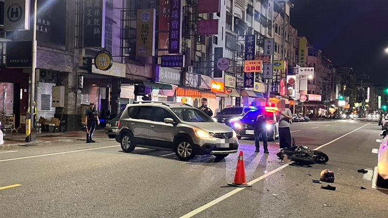 駕駛自小客的潘男迴轉前沒有看清楚前後來車，造成黃姓男騎士煞車不及撞上，好險沒有生命危險。（圖／翻攝畫面）