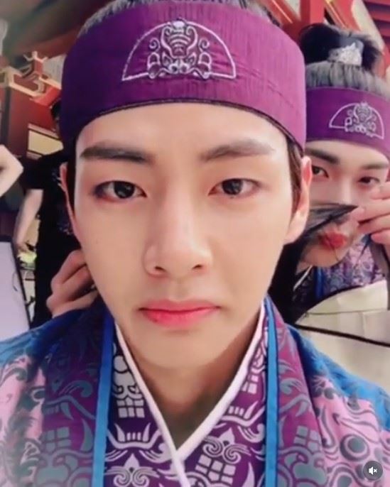 BTS成員V(前)、趙潤宇合作過《花郎》。(圖/翻攝自IG)