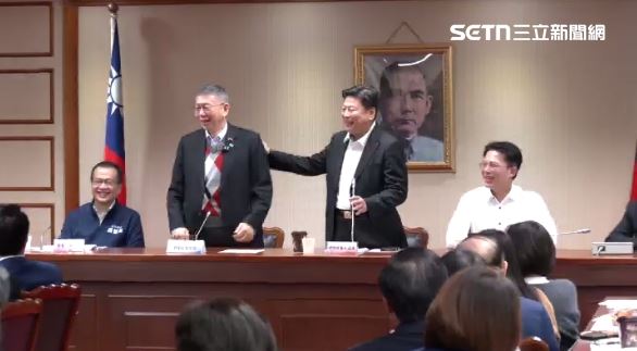 柯文哲自嘲「劫後餘生」，傅崐萁拍拍背說，走政治不背個幾條罪不會大尾（圖／翻攝畫面）