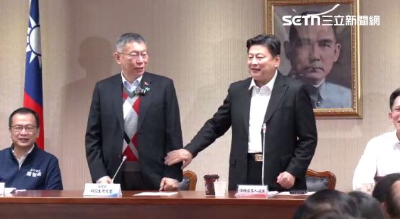 柯文哲自嘲「劫後餘生」，傅崐萁拍了拍柯文哲說，走政治不背個幾條罪不會大尾（圖／翻攝畫面）