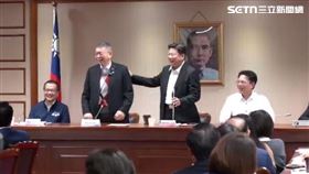 柯文哲自嘲「劫後餘生」，傅崐萁拍拍背說，走政治不背個幾條罪不會大尾（圖／翻攝畫面）