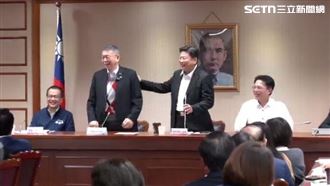 柯文哲自嘲「劫後餘生」，傅崐萁拍拍背說，走政治不背個幾條罪不會大尾（圖／翻攝畫面）